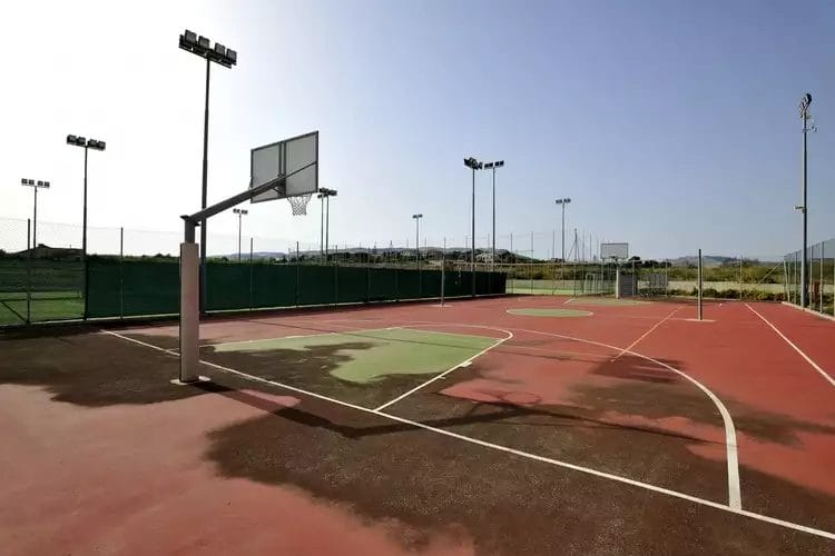 Un campo da basket FUTURA CLUB SIKANIA con rete e canestro.