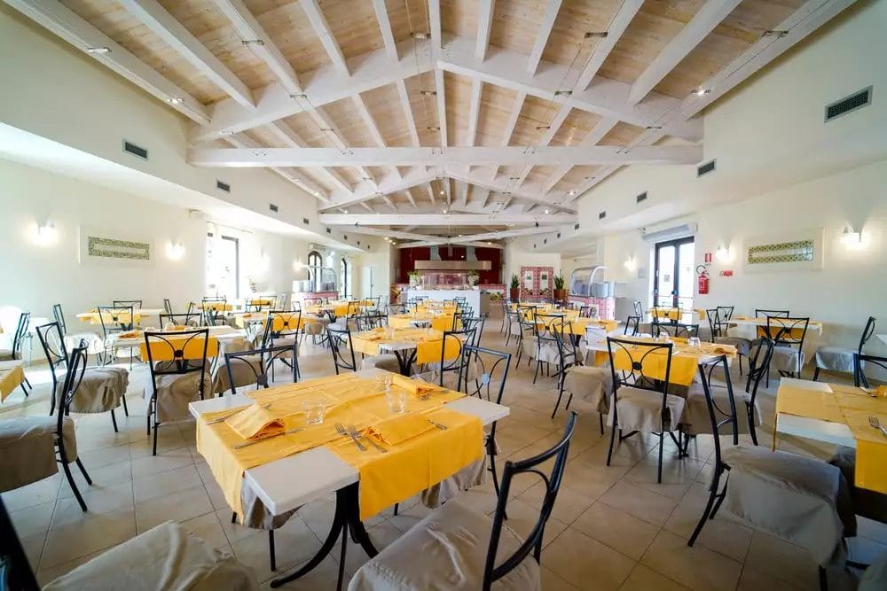 Un ristorante SIKANIA con tovaglie gialle.