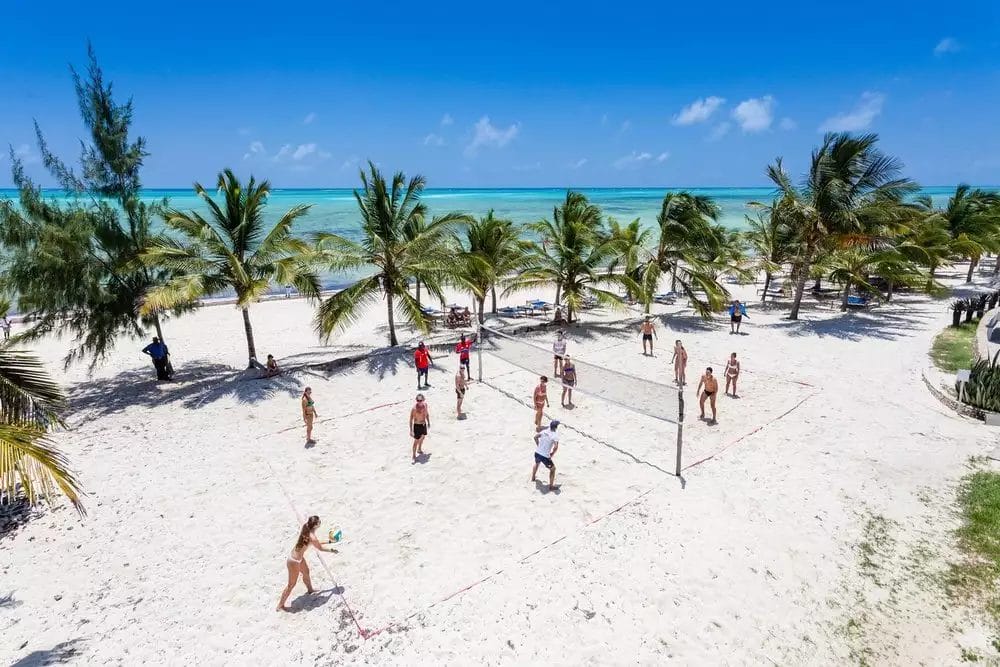 Un gruppo di persone che giocano a pallavolo sulla spiaggia del Club TWIGA.