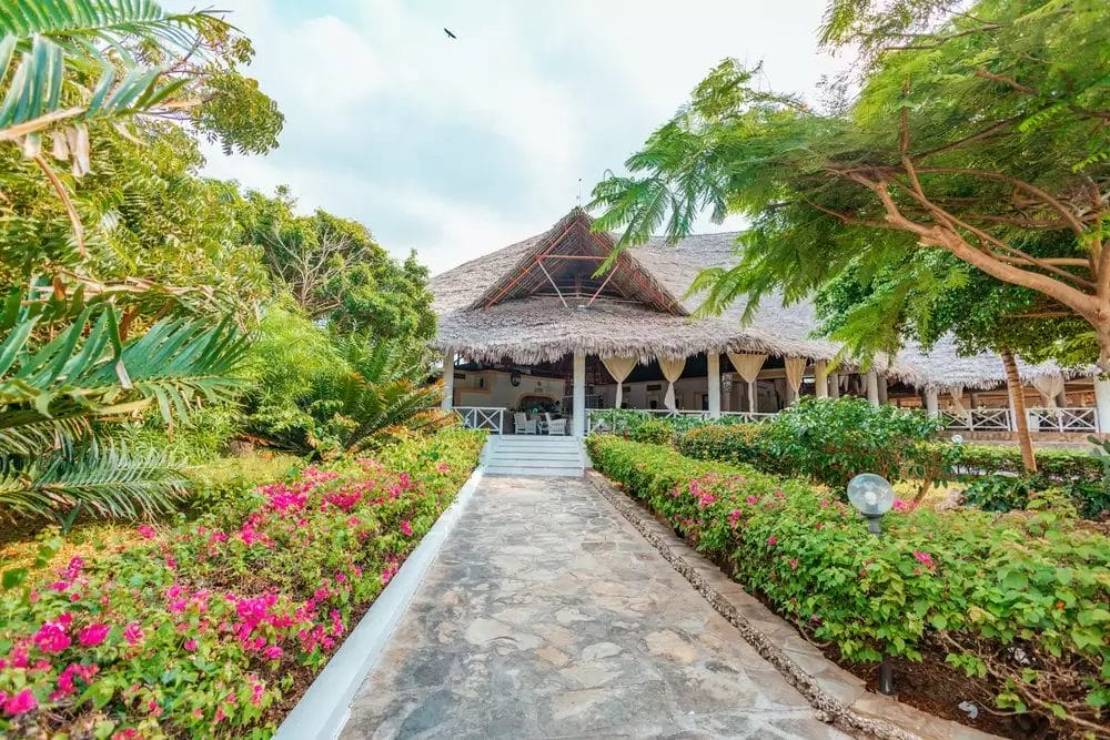 Un percorso safari che porta al beach resort Futura Club in Kenya.