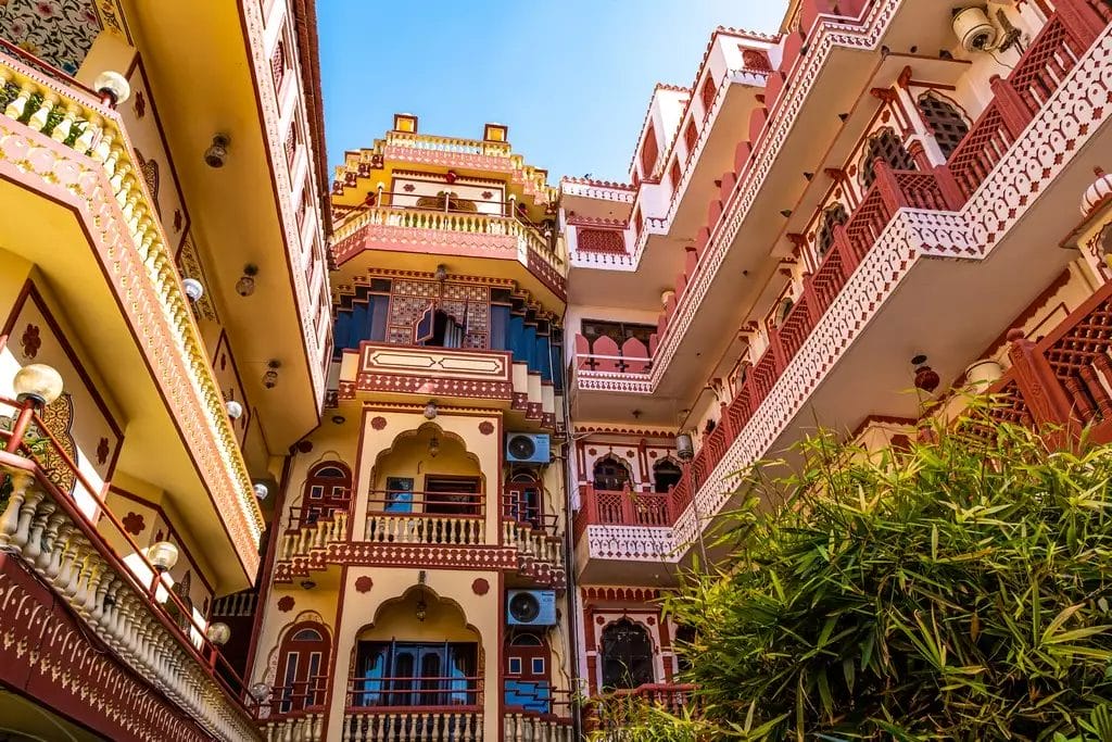 Un edificio multipiano in India facile da navigare con molti balconi, perfetto per un tour veloce.