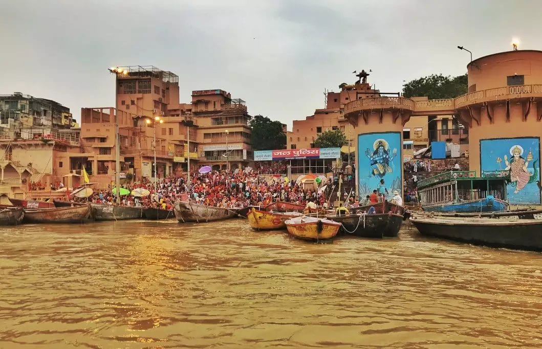 L'iconico fiume Gange indiano a Varanasi è una destinazione turistica facile da esplorare.