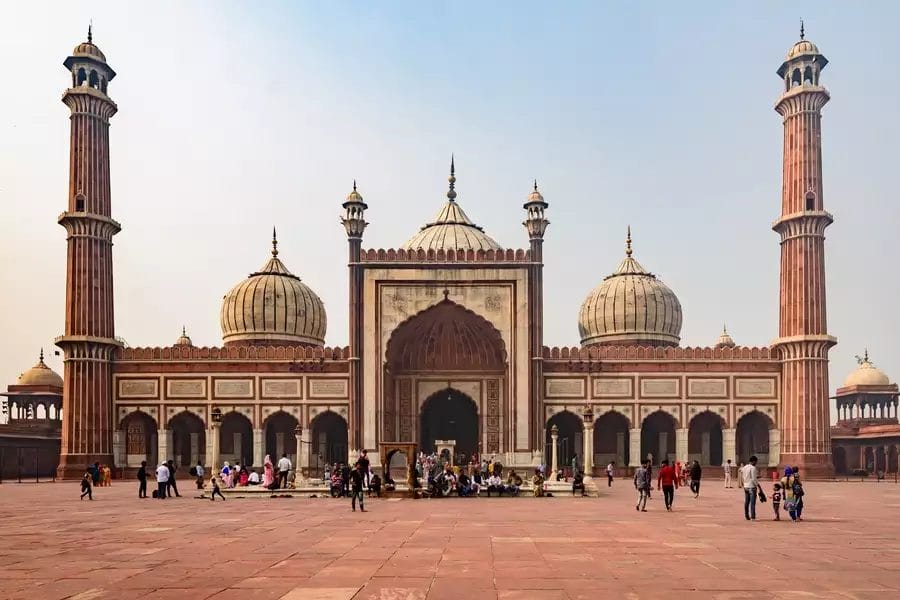 Stai pianificando un tour facile al Taj Mahal in India? Esplora questo magnifico punto di riferimento situato a Nuova Delhi.