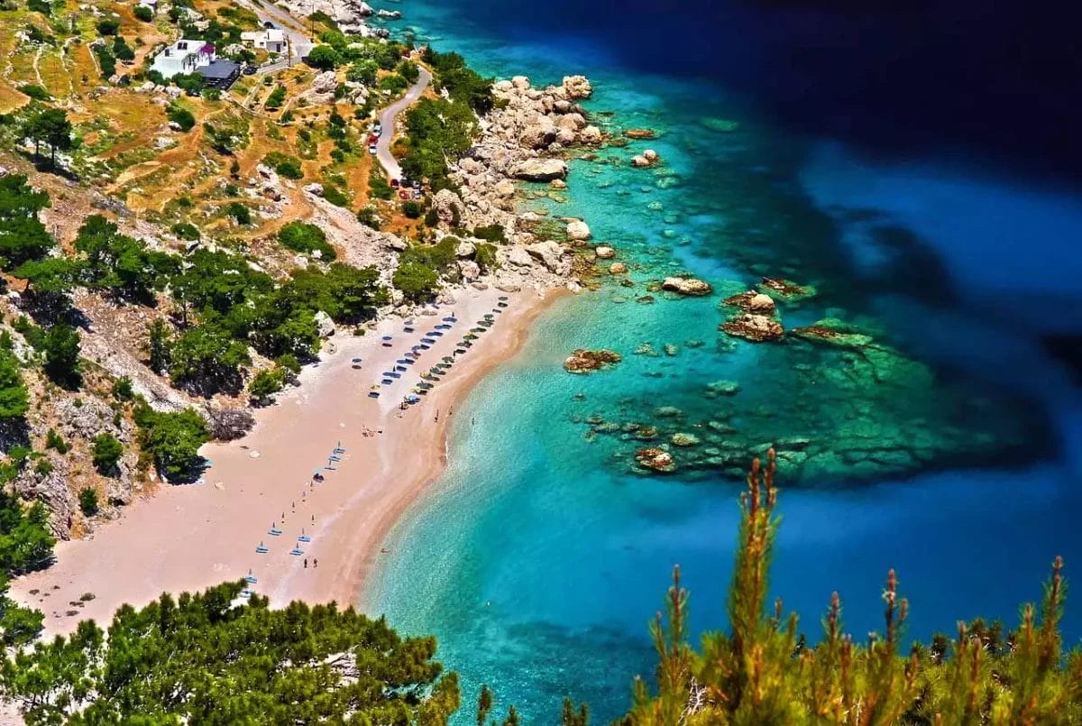 Una veduta aerea di una spiaggia vicino ad una scogliera.