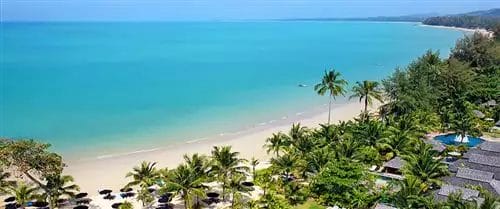 Una veduta aerea di un resort sulla spiaggia premium a Khao Lak.