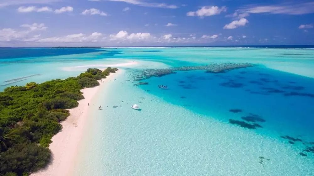 Una veduta aerea dell'isola ALIMATHA alle Maldive.