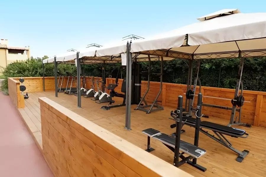 Una palestra allestita al Marina Rey Beach Resort su una terrazza in legno.