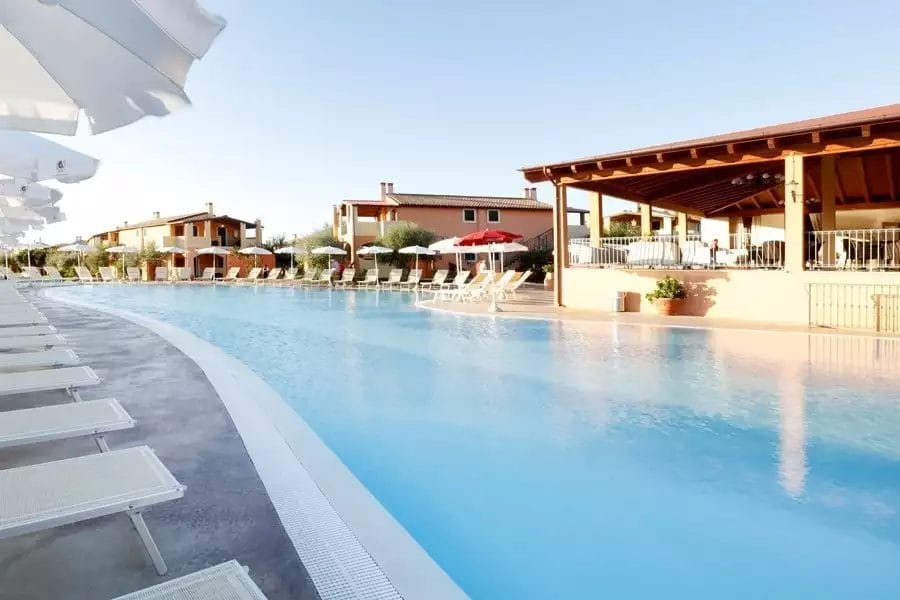 Il Marina Rey Beach Resort offre una lussuosa zona piscina, completa di sedie a sdraio e ombrelloni.