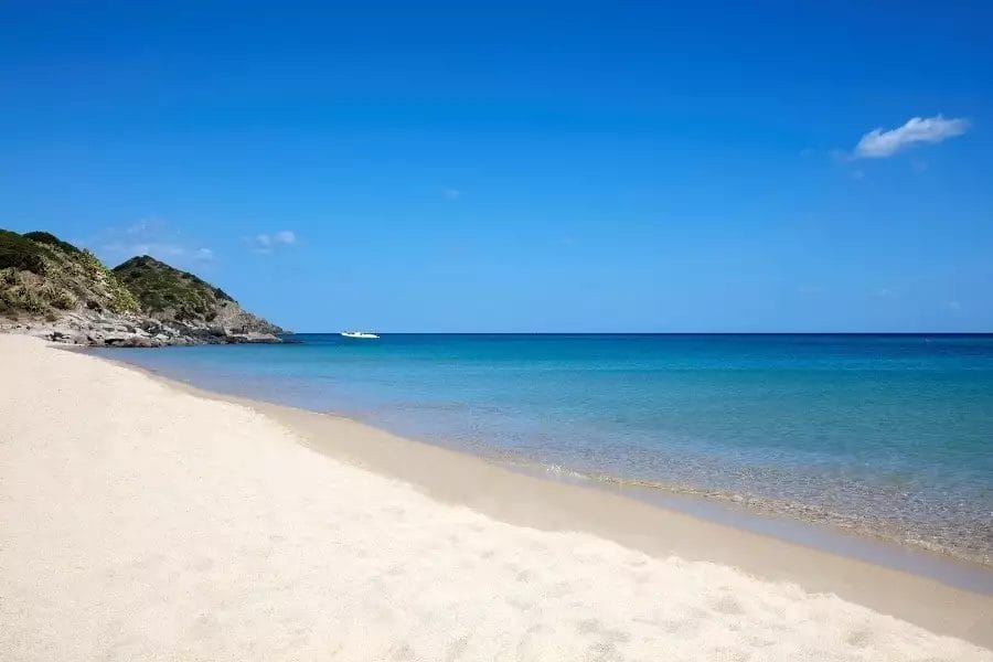 Una spiaggia sabbiosa con acqua limpida.