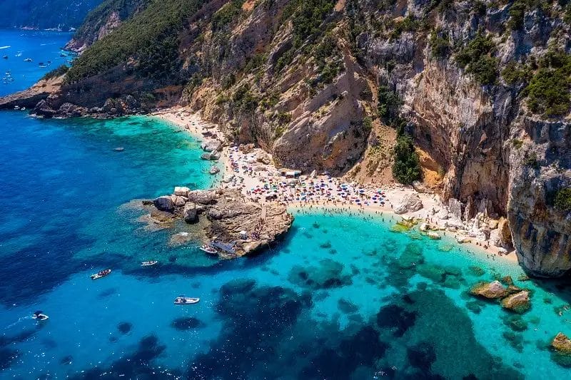 Una veduta aerea di una spiaggia lungo la costa italiana, con un beach club.