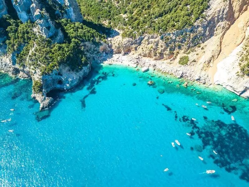 Una veduta aerea di un porto turistico con barche in acqua.