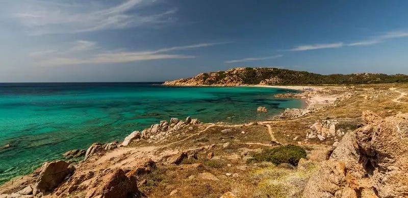 Il Club Esse Gallura Beach, situato su uno splendido tratto di costa, offre ai visitatori una serena esperienza di spiaggia con le sue acque cristalline e scogliere rocciose mozzafiato.