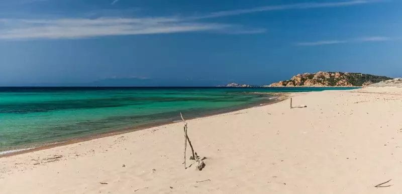 SPIAGGIA DELLA GALLURA - Una spiaggia sabbiosa con acqua cristallina.