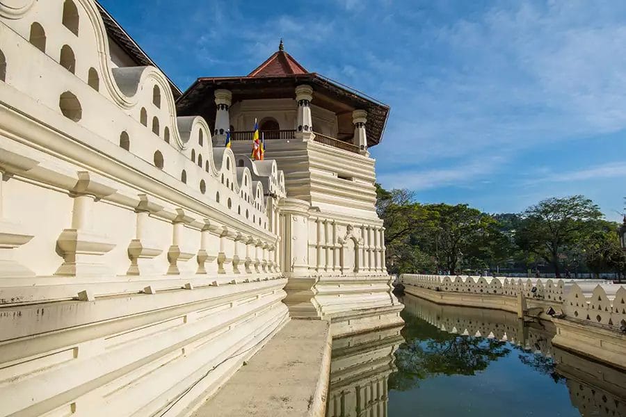 Scopri le meraviglie dello Sri Lanka con un tour indimenticabile. Esplora i paesaggi mozzafiato, il ricco patrimonio culturale e le vivaci città di questo affascinante paese. Dalle antiche rovine alle pittoresche piantagioni di tè, c'è qualcosa