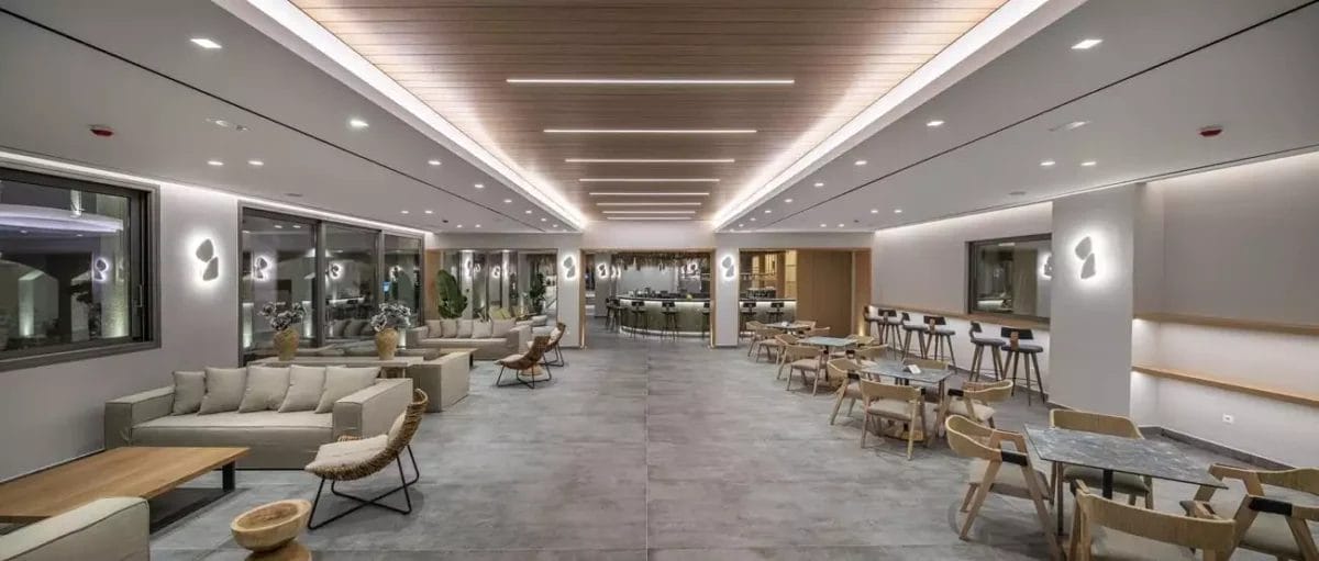 La lobby di un hotel moderno con soffitto in legno e caratterizzata dal VERACLUB.