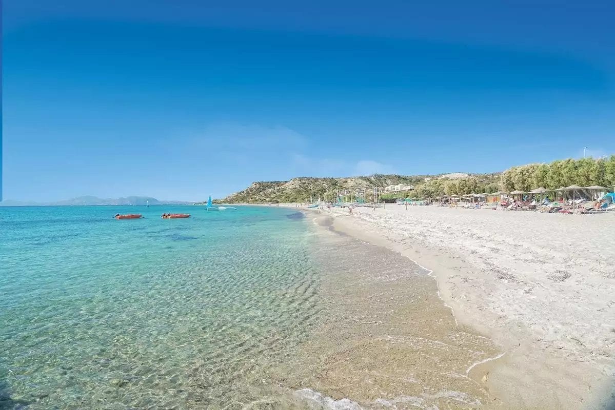 Una spiaggia del VERACLUB con acqua cristallina e sabbia bianca.