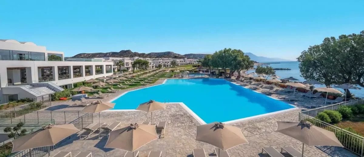 Una veduta aerea della piscina dell'hotel VERACLUB a KOS.