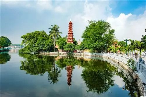 In Vietnam, la pagoda si riflette nell'acqua, mostrando una scoperta pacifica.