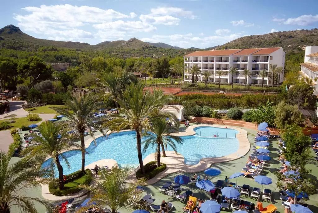 Una veduta aerea del resort Font de Sa Cala Beach Club, con piscina e lettini.