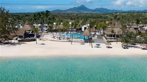 Veduta aerea dell'Ambre Sun Resort con piscina e strutture dal tetto di paglia lungo una spiaggia sabbiosa.