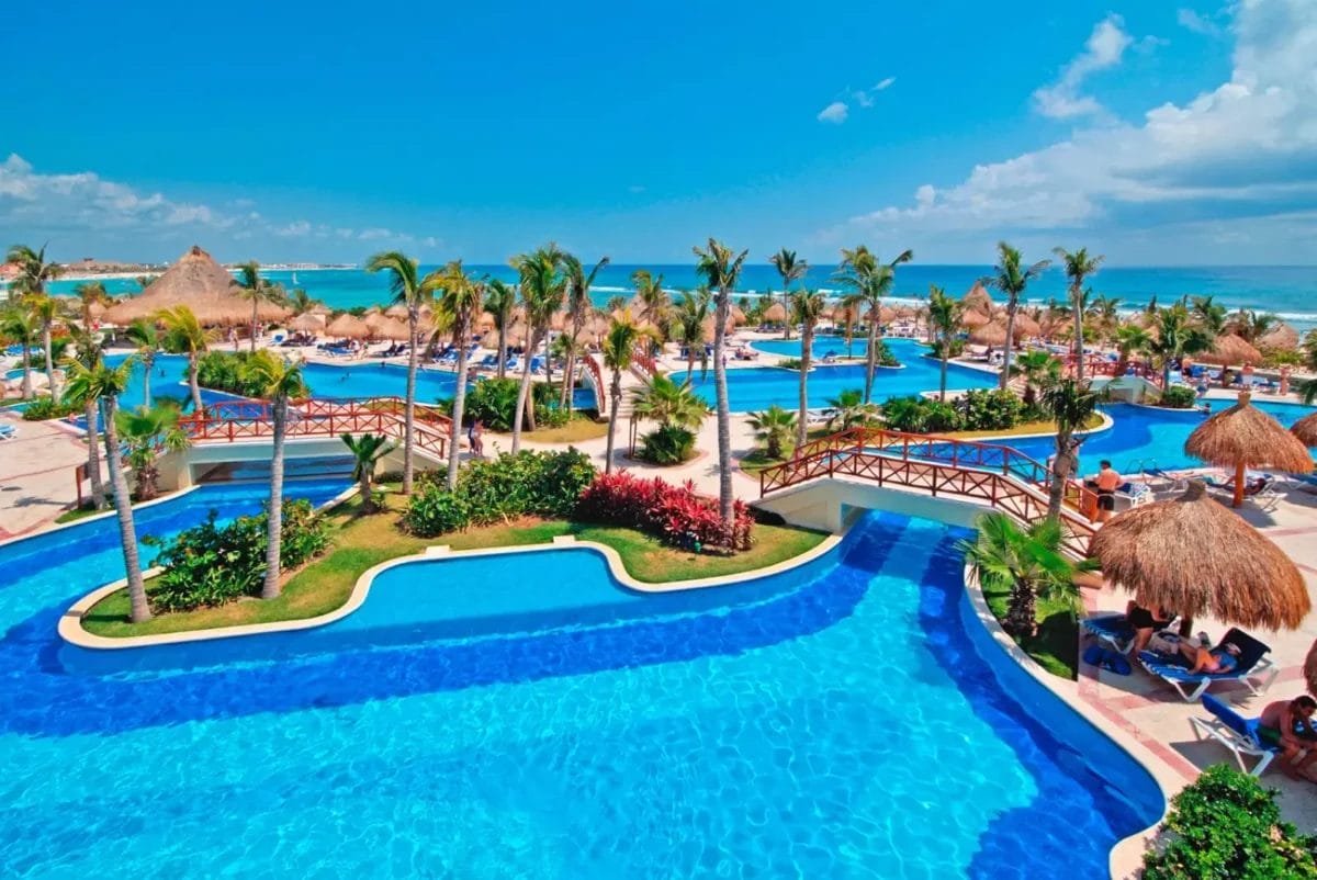 Veduta aerea di una lussuosa piscina all'aperto e di una spiaggia ad Akumal.