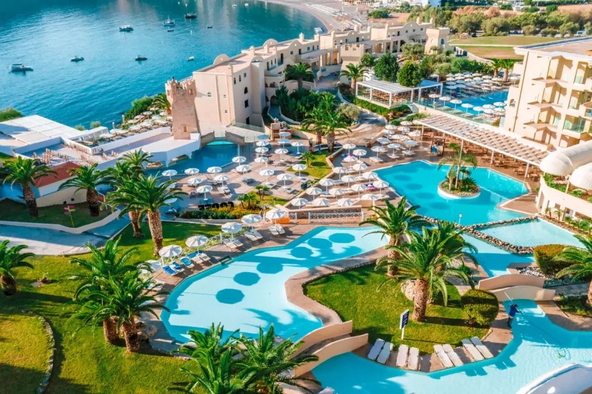 Una veduta aerea del Lindos Royal Resort con piscina e spiaggia.