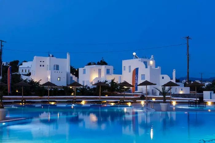 Una piscina in un edificio bianco di notte al Bravo Naxos Imperial.