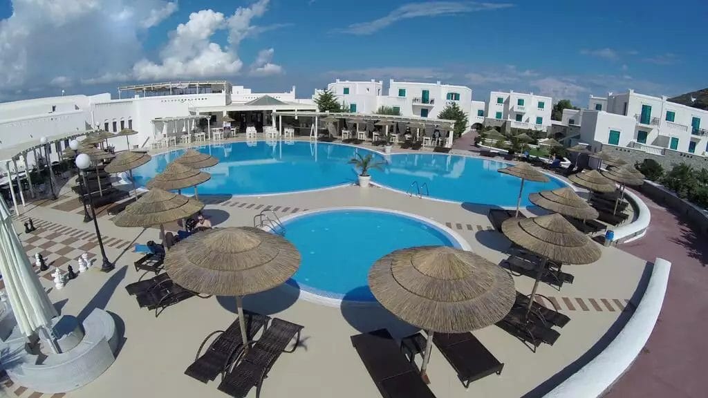 Una veduta aerea della piscina dell'hotel Bravo Naxos Imperial.