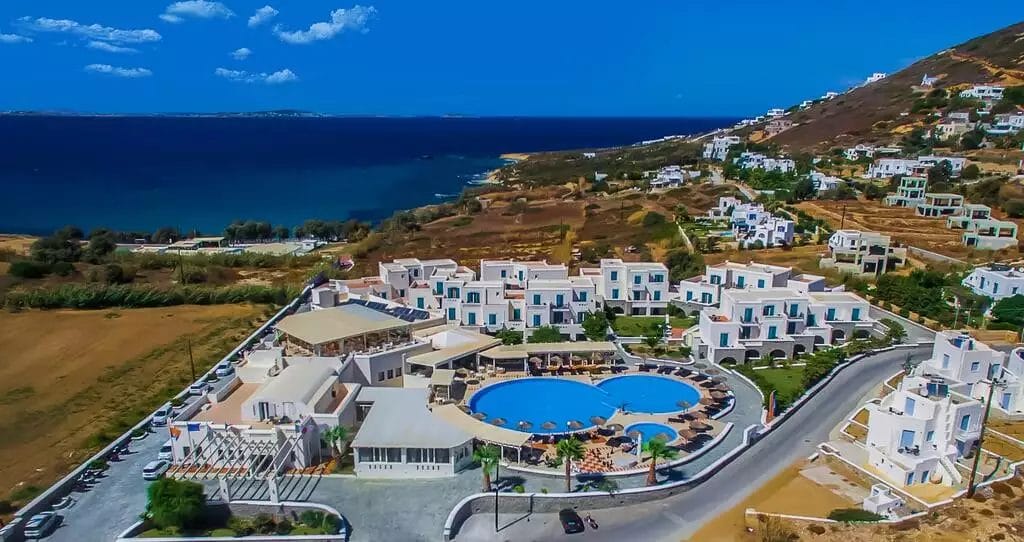 Una veduta aerea dell'hotel Bravo Naxos Imperial vicino al mare.