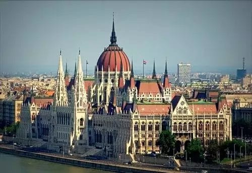 Il Palazzo del Parlamento ungherese lungo il fiume Danubio a Budapest offre viste mozzafiato per chi è in tournée a Budapest.