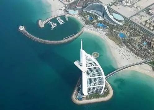 Una vista dall'alto del Grand Hyatt Dubai, un hotel di lusso situato nel mezzo di uno specchio d'acqua.