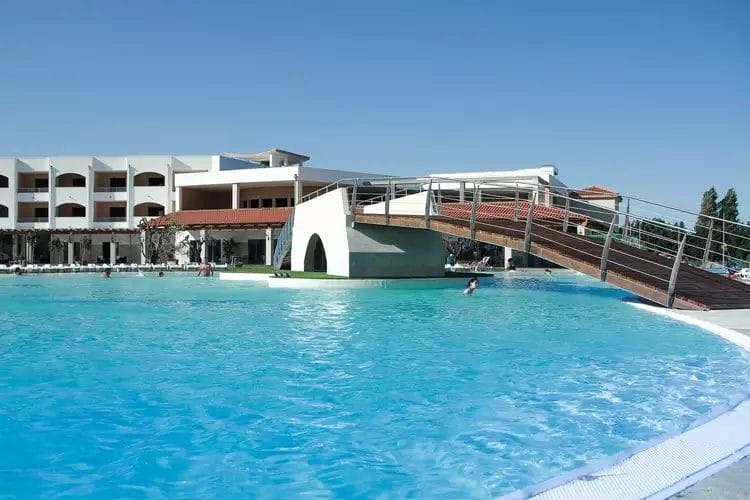 Una piscina di fronte a un hotel, come il Danaide Resort o il Futura Club.