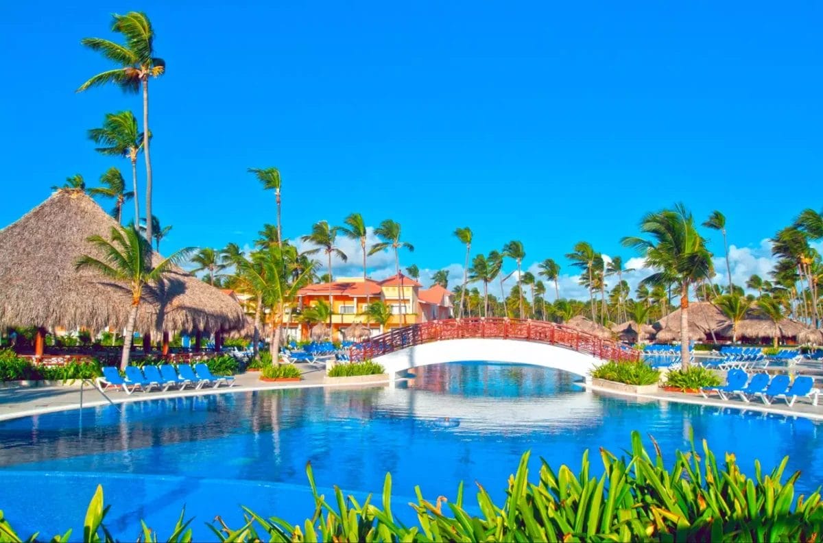 Un vivace resort tropicale, il Grand Bahia Principe Turquesa dispone di una grande piscina, palme e un ponte pedonale.