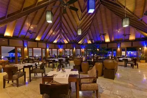 Un ristorante per vacanze di lusso con tavoli e sedie in mezzo all'oceano al SUN SIYAM OLHUVELI.