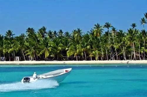 Crociera in motoscafo vicino a una spiaggia tropicale con palme presso il resort Grand Bahia Principe Turquesa.