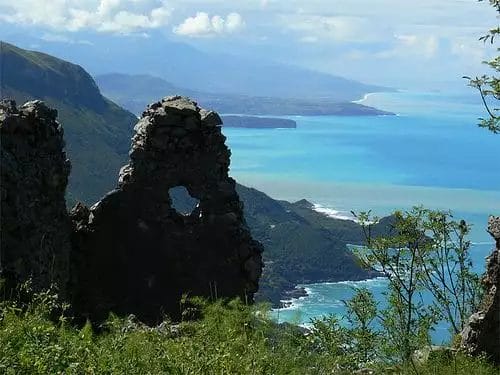 Una splendida vista sull'oceano dalla cima di una scogliera al Futura Club Danaide Resort.