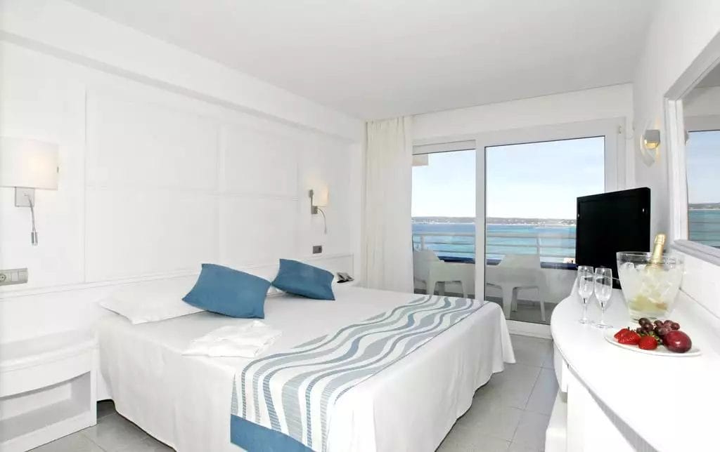 Una camera con un letto e vista sull'oceano presso INSOTEL FORMENTERA PLAYA SEACLUB.