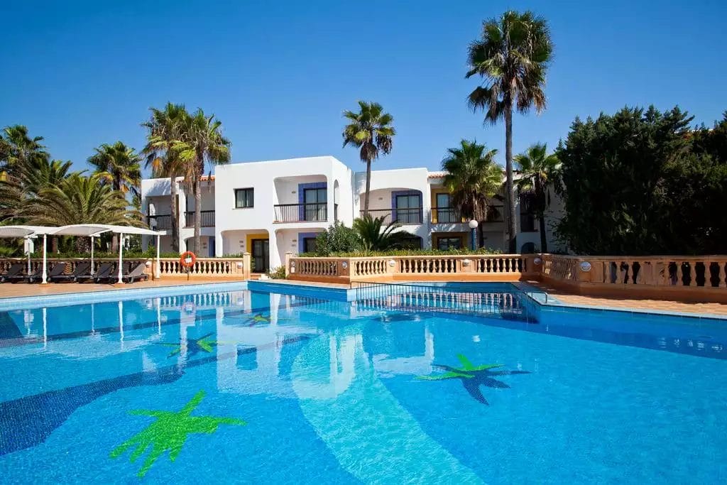 La piscina dell'hotel SEACLUB INSOTEL FORMENTERA PLAYA o nelle sue vicinanze.