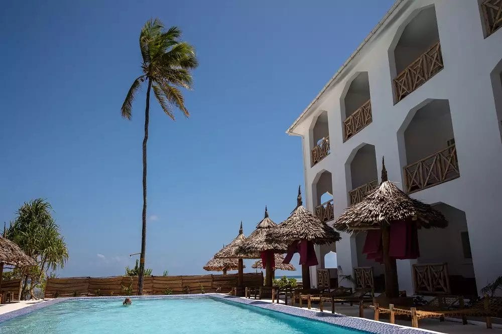 Una piscina di fronte ad un hotel alimentata dall'energia solare.