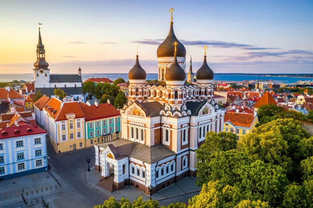 Veduta aerea della Cattedrale Alexander Nevsky a Tallinn, tour capitali baltiche, con le sue caratteristiche cupole nere, durante il tramonto.