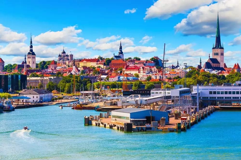 Paesaggio urbano vivace con architettura storica sul lungomare in una giornata di sole, catturato durante un tour delle Capitali Baltiche.