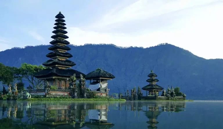 Pura Ulun Danu Bratan, un tempio indù sulle rive del lago Bratan con sfondo montuoso a Bali, Indonesia.