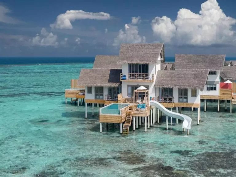 Vacanze di lusso in bungalow sull'acqua con scivoli in un mare cristallino e turchese nei resort CORA CORA MALDIVE.