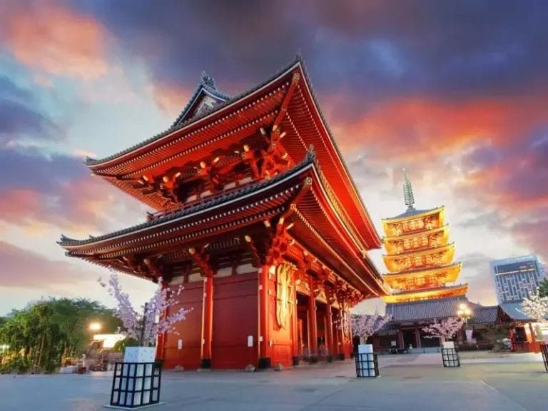 Tempio e pagoda tradizionali giapponesi a Tokyo al tramonto con vivaci colori del tramonto nel cielo.