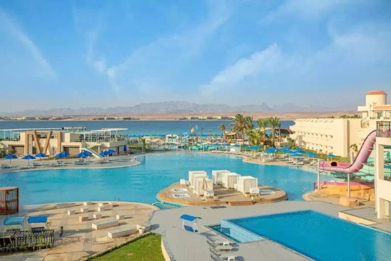 Il VERACLUB è un resort di lusso che vanta numerose piscine all'aperto, lettini prendisole, scivoli d'acqua e palme, il tutto sullo sfondo di montagne e costa.