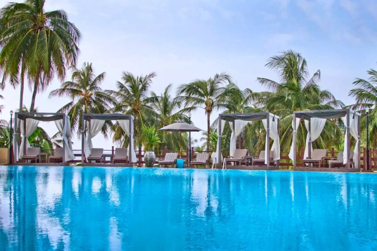 Godetevi una lussuosa vista sulla piscina SEACLUB, dove quattro eleganti cabine a bordo piscina vi invitano a rilassarvi tra imponenti palme, che ricordano la serena bellezza di Capo Panwa.