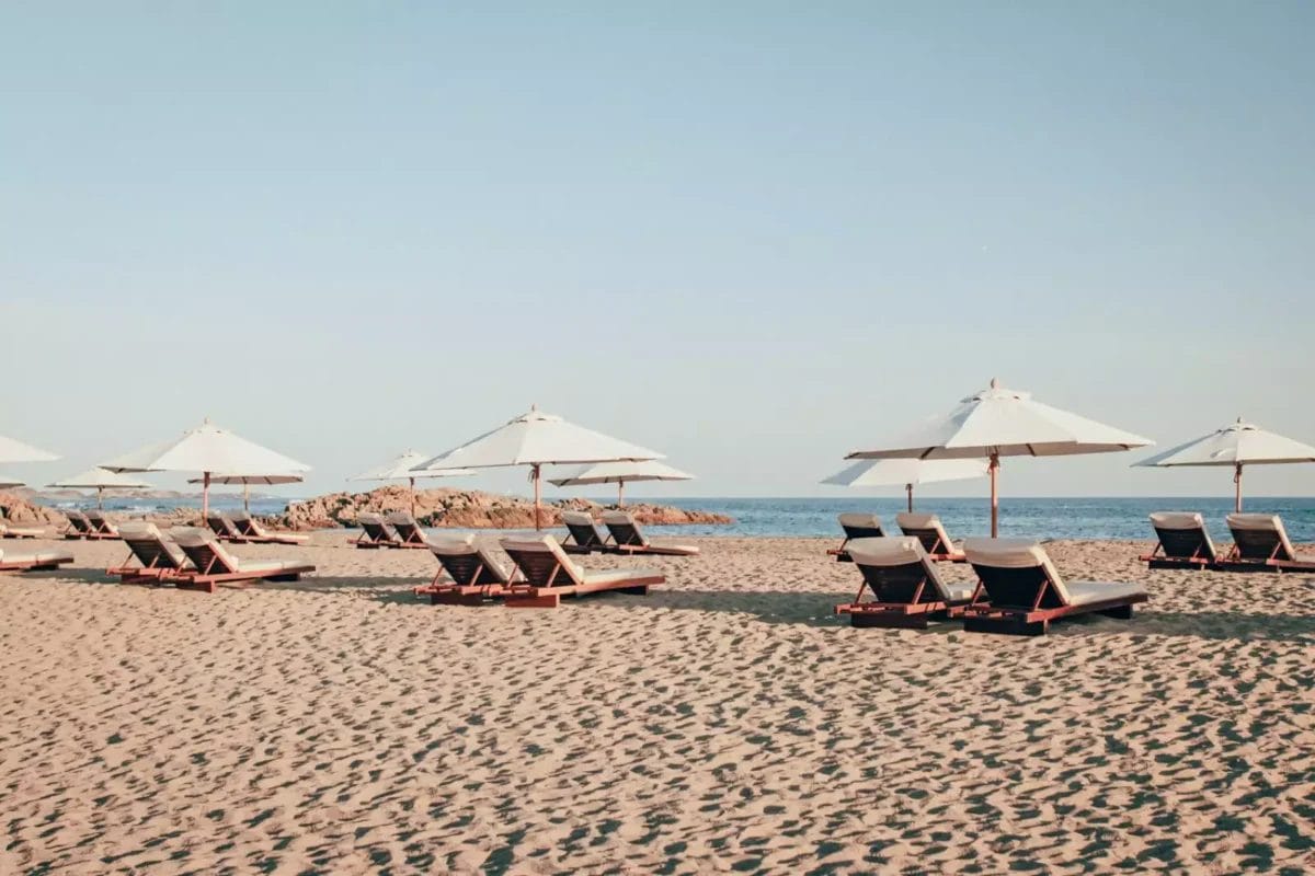 Scopri la bellezza serena di Alila Hinu Bay, dove ti aspetta una spiaggia deserta. File di lettini prendisole e ombrelloni bianchi punteggiano la riva sabbiosa, invitandoti a rilassarti mentre ti affacci sul calmo mare blu sotto un cielo limpido: un'esperienza Oman Esclusivo.