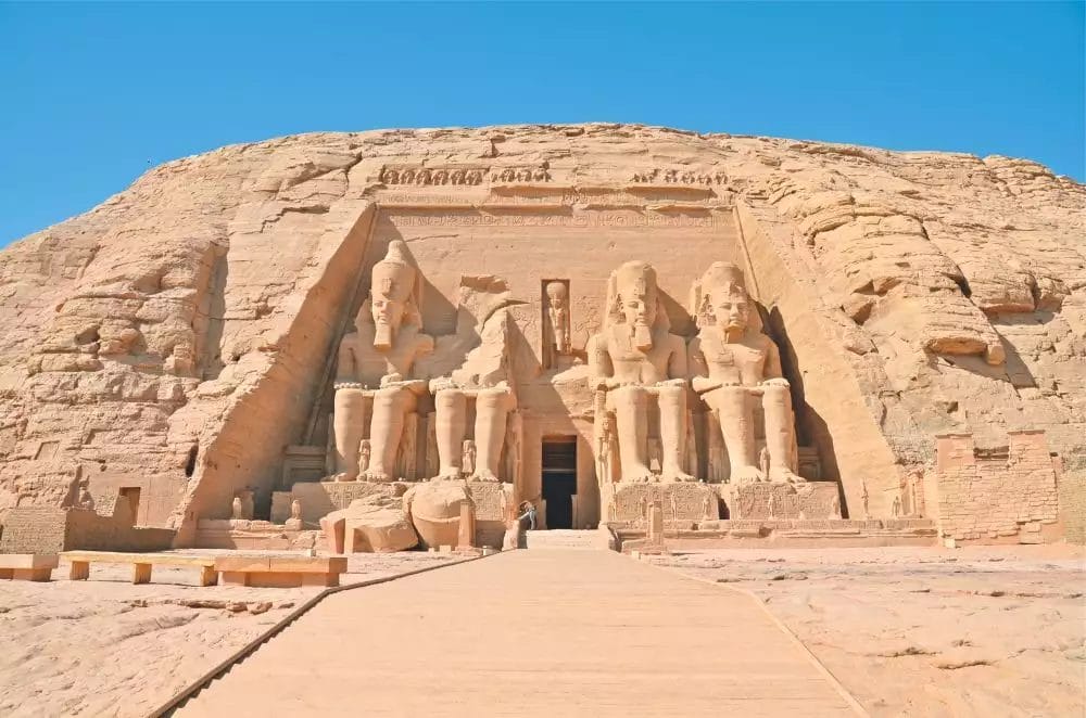I templi di Abu Simbel in Egitto, sotto un cielo azzurro e limpido, ricordano l'aura mitica delle RIVE DEGLI DEI con le loro grandi statue scolpite nella roccia arenaria.