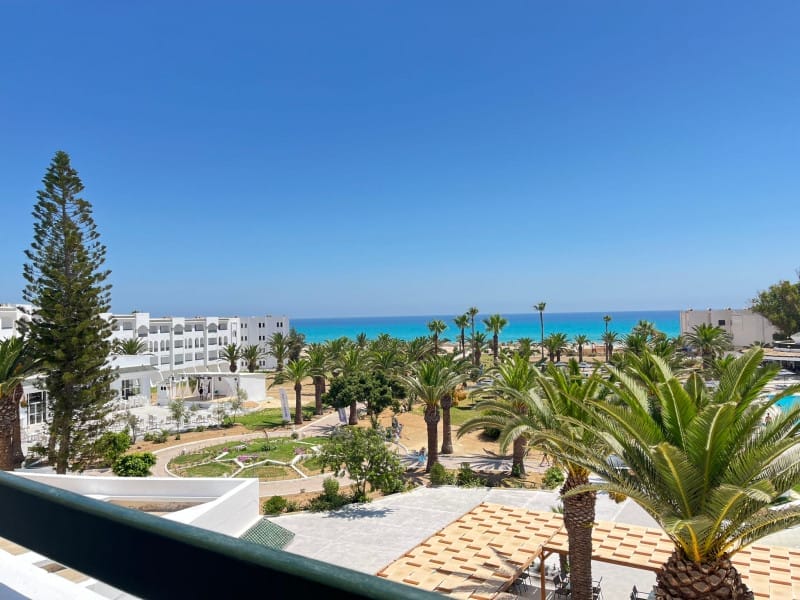 Immergetevi nella vista mozzafiato di palme, edifici bianchi e mare turchese sotto un cielo azzurro e limpido al NICOLAUS CLUB EL FATIMI di Mahdia, a pochi istanti dalle emozioni dell'ACQUA PARK MAHDIA.
