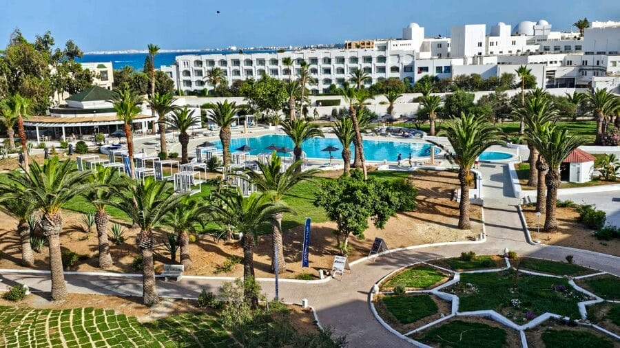 Al NICOLAUS CLUB EL FATIMI vi aspetta un resort a Mahdia con palme, giardini, sentieri e una grande piscina circondata da edifici bianchi.